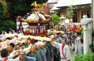 宮出し挨拶の神輿揉みもせずに鳥居へ向かう。08.09.14.