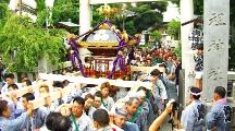 鳥居を潜り出ると途端に気合入れの魂振りです。08.09.14.