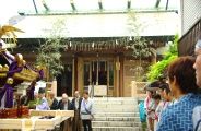 社殿を背後に祭礼式が始まりました。08.09.14.
