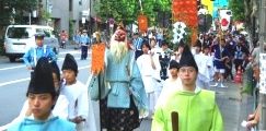 猿田彦が悠然と祭礼行列を先導する。08.09.07.