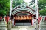 人々が神幸祭に付き従い留守番役だけの無人の社殿。08.09.07.