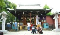 参道の夜店の喧騒から離れた社殿。08.09.07.