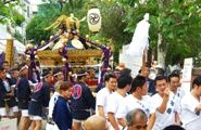 渡御の明治通りに送り出される宮神輿。08.09.07.