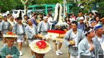 広場から渡御地点に獅子頭が出る。08.09.07.