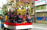 トラック巡行は春日通りをサッと通り過ぎる。08.09.07.