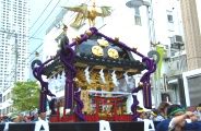 宮神輿ゆえの黒屋根の風貌です。08.09.07.