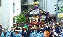 坂道気負いすぎか神輿は傾いたまま。08.09.07.