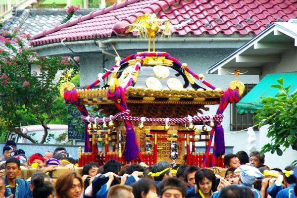 修復後初担ぎの雅やかな日野八坂神社宮神輿。08.09.14.