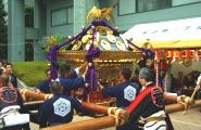春日のお神酒所で神輿の飾りつけ。08.09.21.