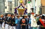 女性神職と御幣に先導される宮神輿。08.09.21.