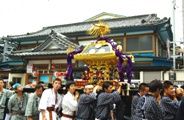 甍の銭湯「君の湯」前を渡御。08.09.21.