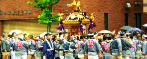 観衆いないが担ぎ手は楽しんでいる。08.09.21.