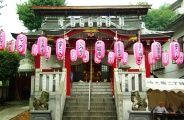 夜店ないが祭り提灯が多くぶら下がる。08.09.21.