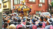 氏子たち鳥居前でこれが最後と高揚する。08.09.21.
