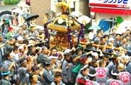 何故か此処だけ幅広の稲荷神社通りに入り込む。08.09.21.
