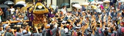 担ぎ最後と氏子達は興奮の坩堝です。08.09.21.