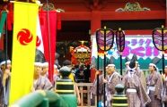 祭礼行列へと一之宮が楼門脇へ。08.09.21.