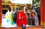 本殿前での厳かな祭礼式終えて発輿式へ。08.09.21.