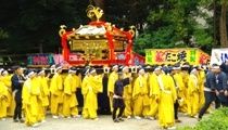 楼門から祭礼行列に加わる一之宮。0809.21.