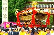 黄衣の担ぎ手に引かれて表参道の鳥居を出る。08.09.21.