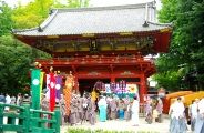 根津神社のシンボル重要文化財の楼門。08.09.21.