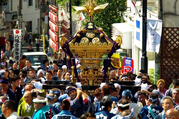 代々木八幡宮本社神輿が坂道を押し上げてくる。08.09.23.