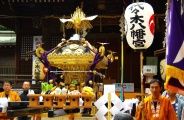 社殿前に鎮座する宮神輿。08.09.23.