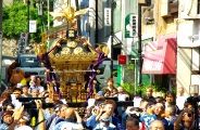 早朝の商店街に祭り囃子と掛け声が響きます。08.09.23.