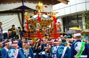 御旅所から肩に乗せられ送り出しです。08.09.29.