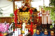 御旅所に鎮座する六角神輿。08.09.29.
