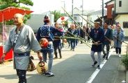 狛江講中が青竹のささらで道清め。08.10.05.