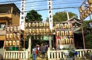 三峯神社は細い路地を提灯と大幟で埋め尽くす。08.10.05.
