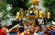 胴は細く黒屋根は蕨手が引っ張るように異様に広い。08.10.05.