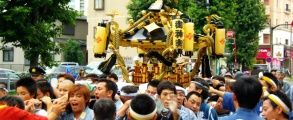 世田谷通りを誇示するかのように渡御です。08.10.05.