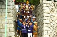 神輿やっと通れる石段は東参道石段と同じ幅。08.10.05.