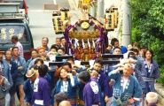 境内から降りて参道鳥居前から渡御。08.10.05.