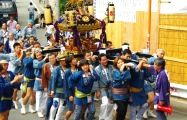 先導する大太鼓と子供神輿についていく。08.10.05.