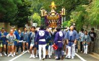 秋景色の尾山台住宅地を神輿が進む。08.10.05.