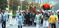 舘谷の氏子青年団が雨の中を渡御。08.09.29.