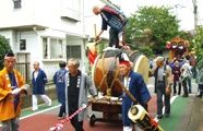 隊列整えて宮神輿を先導です。08.10.19.