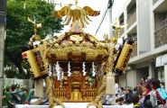 渡御を待つ宮神輿。08.10.05.