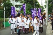 祭礼行列先頭は子達の鉄棒・幟の先払い。08.10.05.