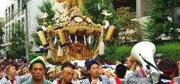 気を引き締める担ぎ手達。08.10.05.