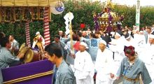 祭り囃子とひょっとこが神輿担ぎ手を煽る。08.10.12.