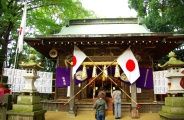 途切れない参拝者。08.10.12.