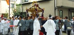 白丁の背には「神」赤い団扇は「福」。08.10.12.
