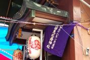 べったら市の中で銅葺き庇が神社の証。08.10.19.