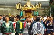 気合入る担ぎ手たち。08.10.12.
