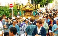 宮神輿が駅前商店街へ近ずく。08.10.12.