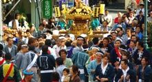 用賀商店街に入り込んだ宮神輿。08.10.12.
